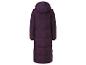 Ein langer, lila Wintermantel mit Kapuze.