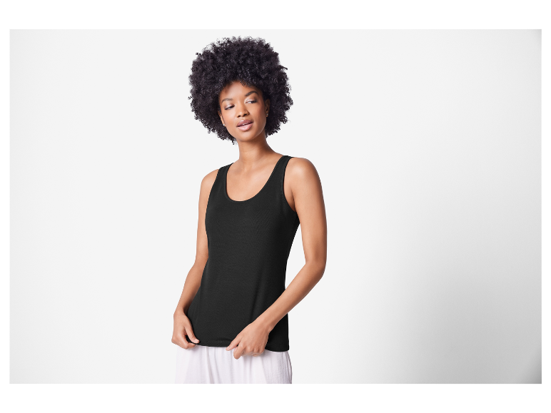 Model in schwarzem Top.