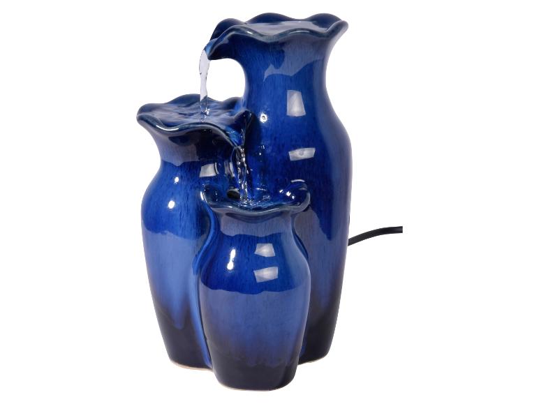 Blauer Keramik-Zimmerbrunnen mit drei Vasen und fließendem Wasser.