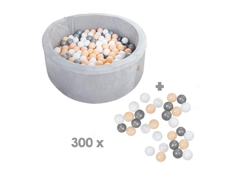 Ein grauer Ballpool mit weißen, grauen und beigefarbenen Bällen.