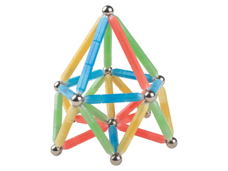 Bunte magnetische Konstruktion aus Stäben und Kugeln.