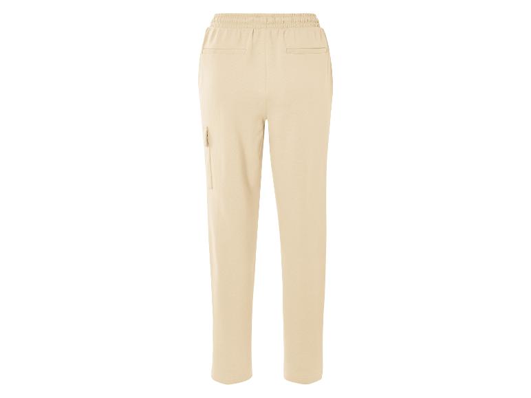 Beige, weite Hose mit Kordelzug.