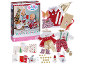 Weihnachts-Adventskalender mit Puppe, Kleidung und festlichem Zubehör.
