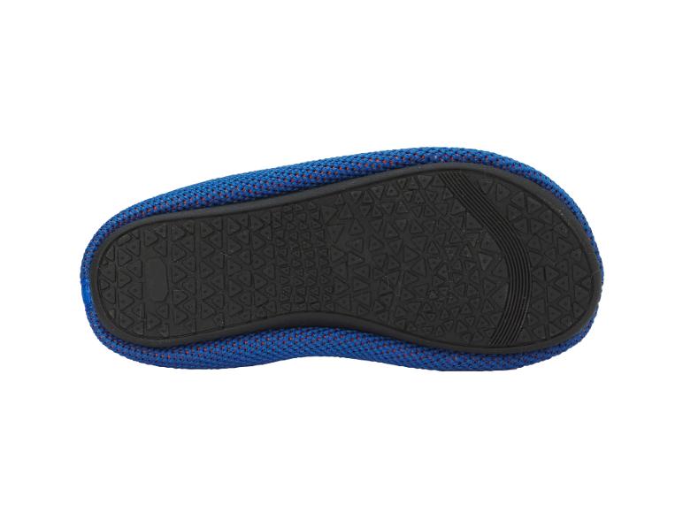 Blaue Schuhsohle mit rutschfestem Dreiecksmuster auf weißem Hintergrund.
