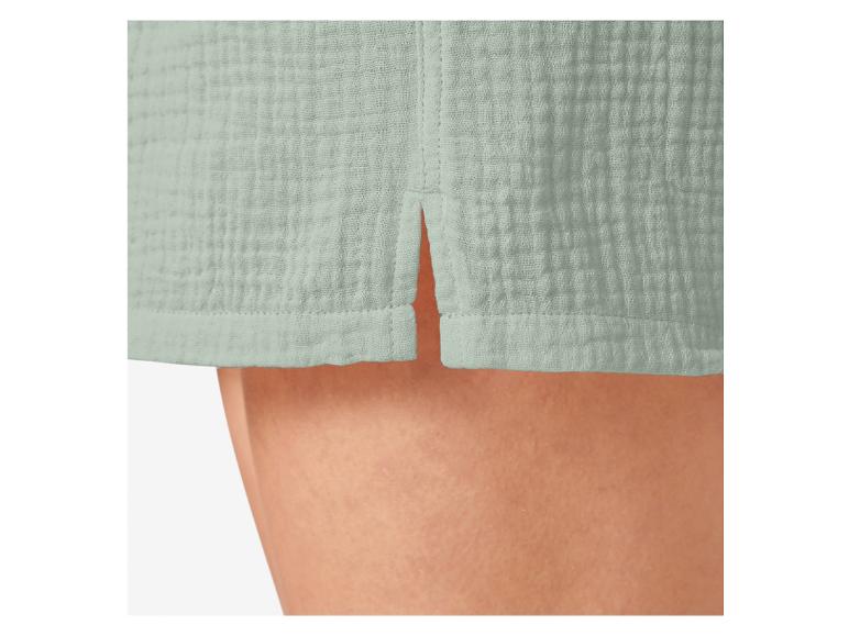 Detail einer hellgrünen Stoffshorts.