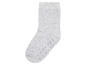 Graue Babysocken mit rutschfesten Punkten.