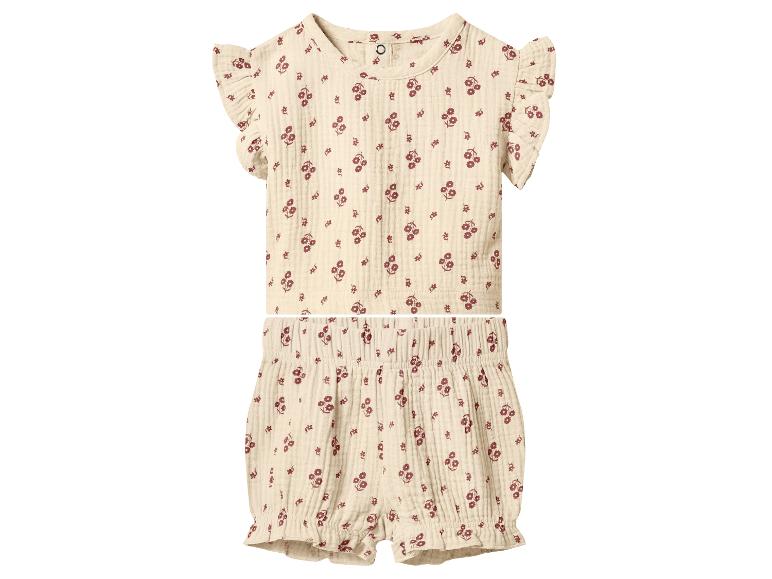 Zweiteiliges Baby-Set mit Blumenmuster, bestehend aus einem Oberteil mit Rüschenärmeln und passenden Shorts.