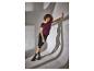 Frau in schwarzer ESMARA® Capri-Leggings und weinrotem T-Shirt.