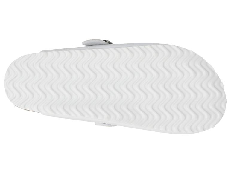 Sohle einer weißen Sandale mit Wellenmuster
