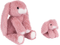 Zwei rosa Plüschhasen in verschiedenen Größen auf schwarzem Hintergrund.