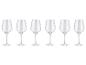 Sechs leere Weingläser auf weißem Hintergrund.