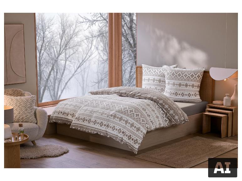 LIVARNO home Fleece-Spannbettlaken auf einem Bett in einem gemütlichen Schlafzimmer mit Wintermotiv. [KI-generiertes Bild]