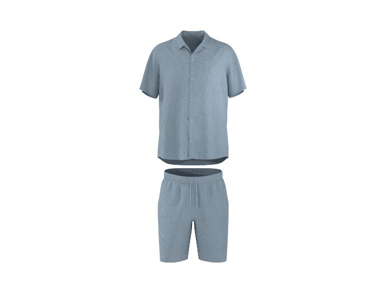 Hellblaues Herren-Set aus Kurzarmhemd und Shorts.
