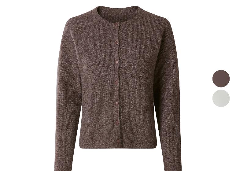 Braune Damen-Strickjacke mit Knöpfen, daneben Farbmuster
