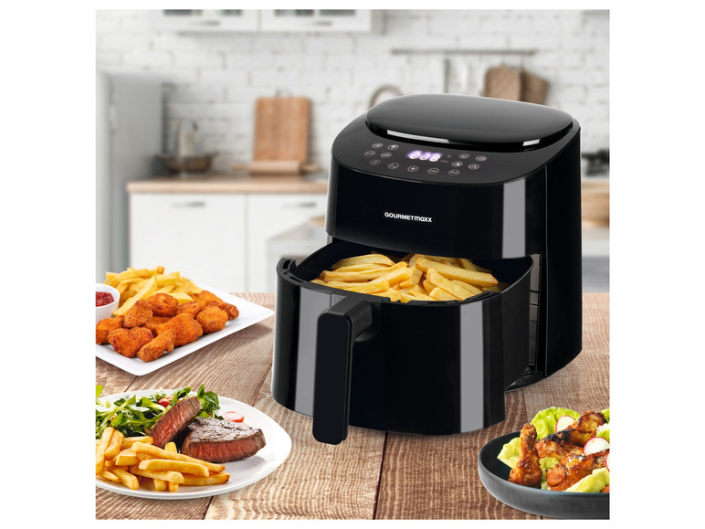 Eine schwarze Gourmetmaxx Fritteuse mit Pommes frites.