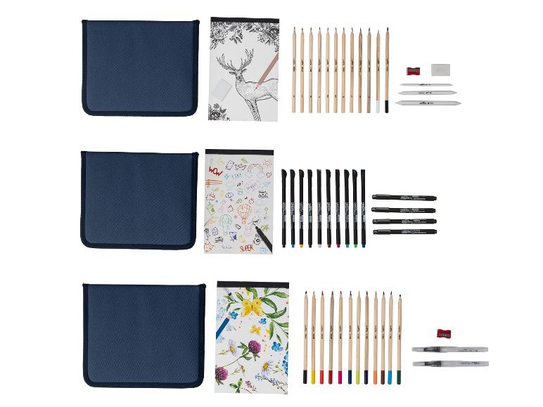 Drei kreative Kunstsets: Bleistifte, Marker, Skizzenblock und Zubehör.