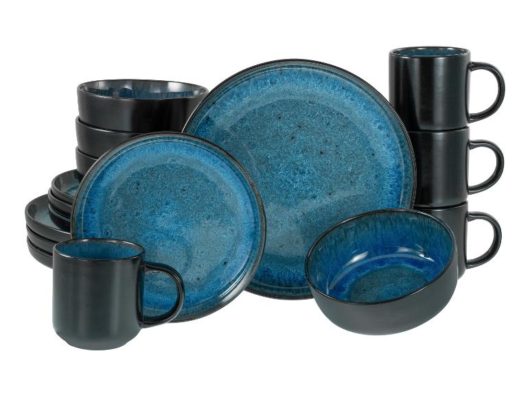 Ein Set mit blauen und schwarzen Tellern, Schalen und Tassen.