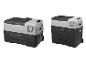 Zwei grau-schwarze elektrische Kühlboxen mit Rollen.