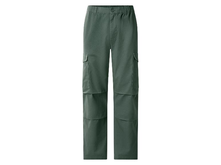 Grüne Herren-Cargohose mit elastischem Bund und Seitentaschen.