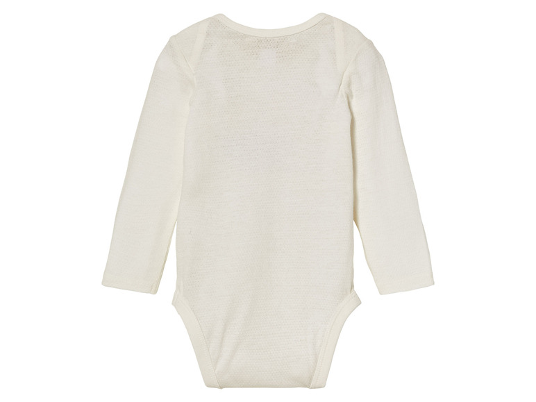 Weißer Baby-Body mit langen Ärmeln.