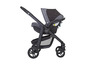 Ein schwarzer Graco Kinderwagen mit einem Babysitz.