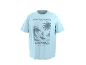 Hellblaues T-Shirt mit grafischem Aufdruck eines Surfers auf einer Welle, Palmen und dem Text 'RIDE THE WAVES CALIFORNIA PACIFIC VIBES'.