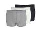 Drei Herren-Boxershorts in Grau, Weiß und Schwarz, hintereinander angeordnet.