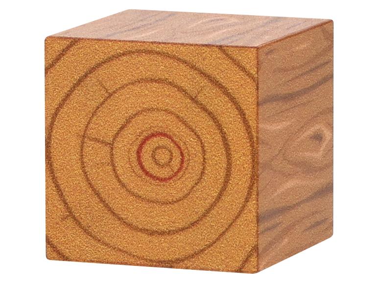 Holzwürfel mit sichtbarer Maserung und Jahresringen