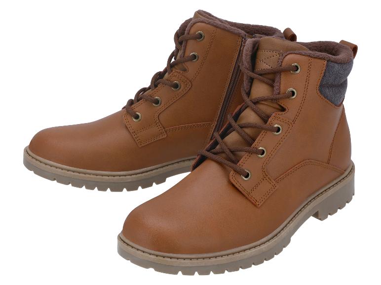 Ein Paar braune Herrenstiefel mit Schnürsenkeln und Fellfutter