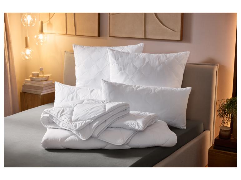 Kochfestes Kopfkissen von LIVARNO home auf einem modernen Bett.