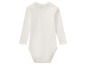 Ein weißer Baby-Body mit langen Ärmeln.