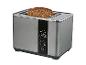 Silberner Toaster mit zwei Schlitzen und Digitalanzeige, mit Brotscheiben darin.