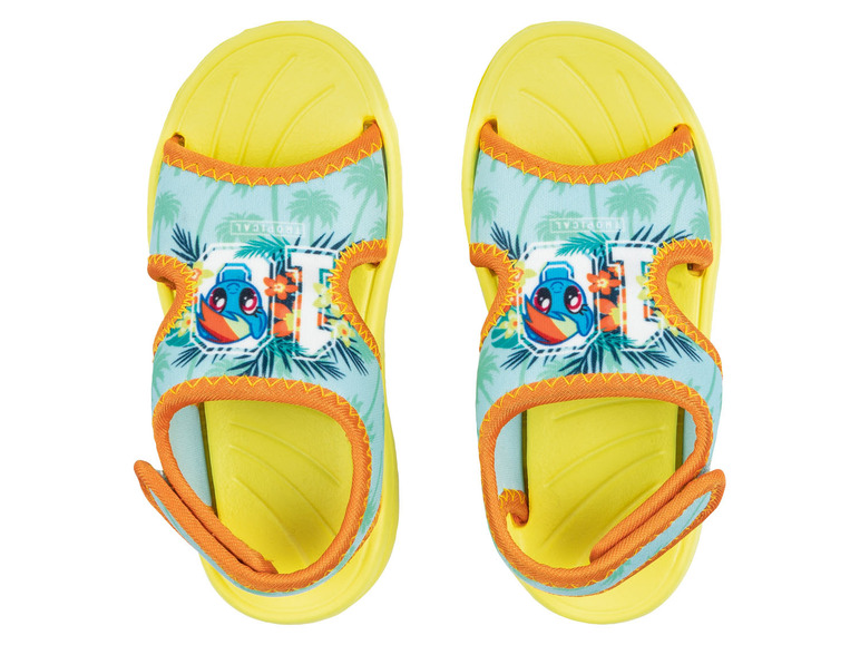 Gelbe Sandalen mit tropischem Muster.