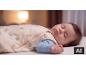 Baby schläft friedlich in einem Schlafsack mit Tier- und Hausmotiven.