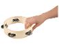 Eine Hand hält ein Holztamburin mit Metallzimbeln.