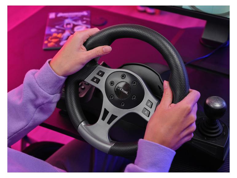 Hände halten ein Gaming-Lenkrad mit Schalthebel auf einem pink beleuchteten Schreibtisch.