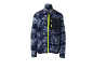 Fleecejacke mit blauem Camouflage-Muster, Reißverschluss und neongelber Brusttasche.