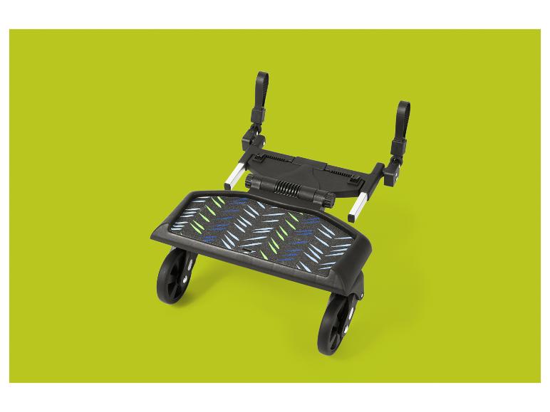Schwarzes Buggyboard mit blau-grün gemusterter Anti-Rutsch-Oberfläche und Rädern