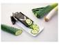 Mandoline zum Schneiden von Gurken und Lauch auf weißem Hintergrund.