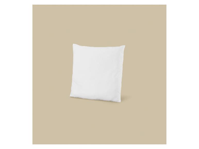 Weißes Kissen auf beigem Hintergrund