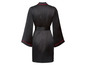 Schwarze Satin-Kimono mit rotem Besatz.
