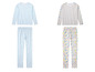 Zwei Pyjama-Sets mit Blumenmuster, eines in hellblau und eines mit rosa und gelben Blumen.