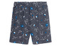 Graue Shorts mit Sternen- und Planetenmuster.