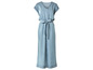 Ein blauer Denim-Jumpsuit mit Gürtel.