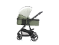 Grüner Kinderwagen mit verstellbarem Verdeck und Ablagekorb.