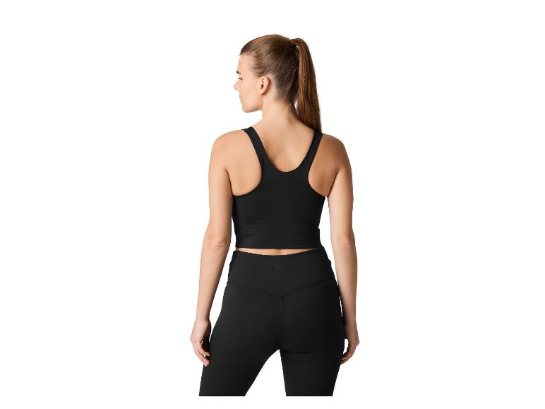 Frau in schwarzem Sport-Crop-Top und Leggings, Rückansicht