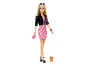 Blonde Puppe in schwarzer Jacke und rosa Kleid, mit Handtasche und Welpen.