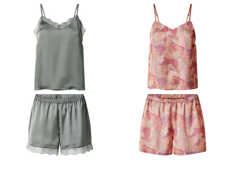 Satin-Camisole- und Shorts-Pyjama-Sets, eines grün mit Spitze und eines bedruckt.