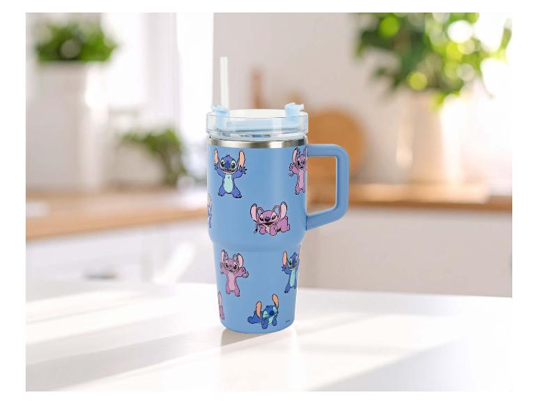 Blauer Becher mit Henkel und Strohhalm, verziert mit Zeichentrickfiguren, auf einer Küchenarbeitsplatte.