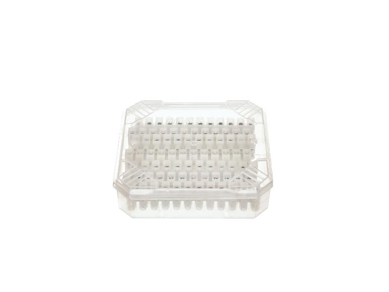 Transparente Box mit elektrischen Anschlussklemmen.